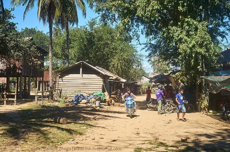Деревня заброшенных домов и кладбищ (Камбоджа)