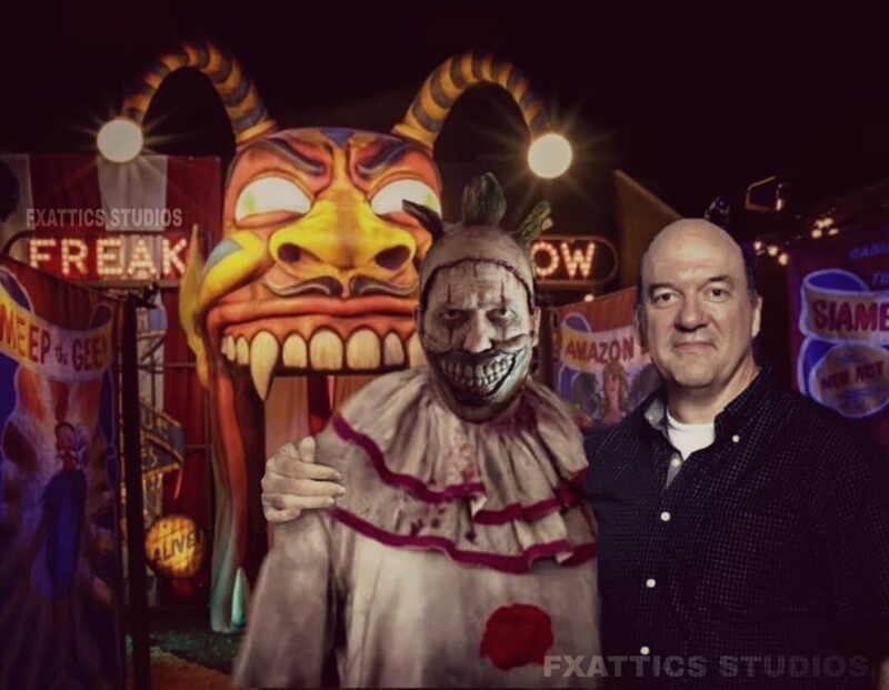 Джон Кэрролл Линч в обнимку со своим персонажем клоуном Твисти из «Американской истории ужасов»
