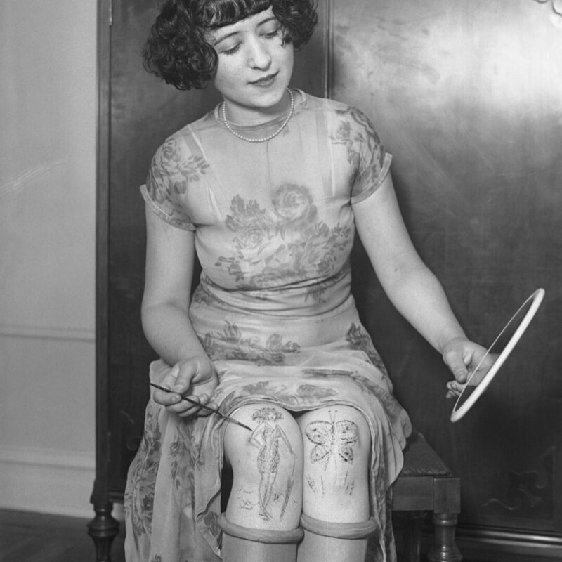Раскрашивать колени - забытая тенденция красоты 1920-х годов