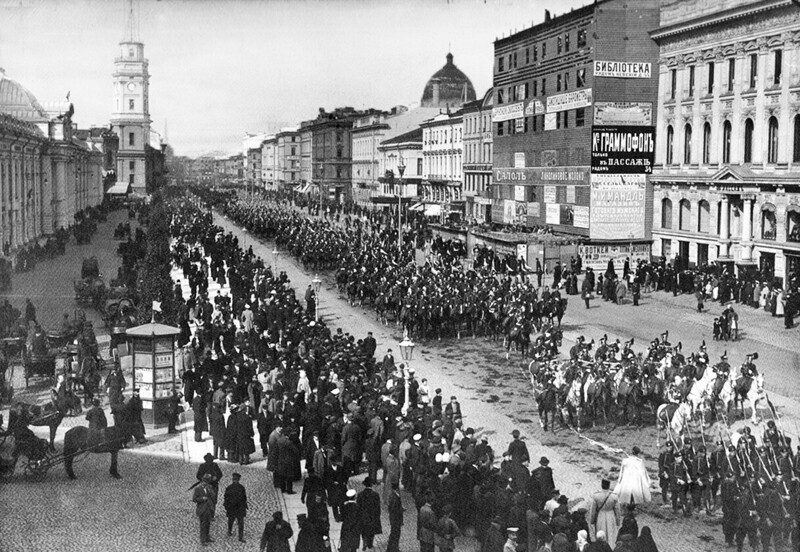 Люди на Невском проспекте в начале ХХ века