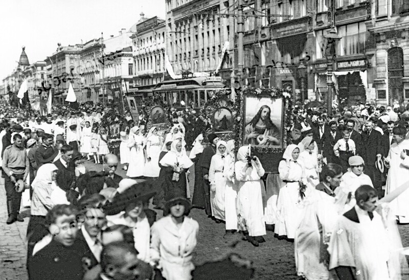 Люди на Невском проспекте в начале ХХ века