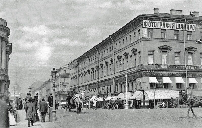 Люди на Невском проспекте в начале ХХ века