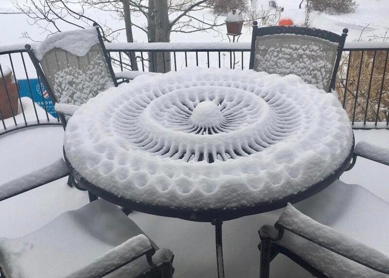 1. Узор из снега на столике