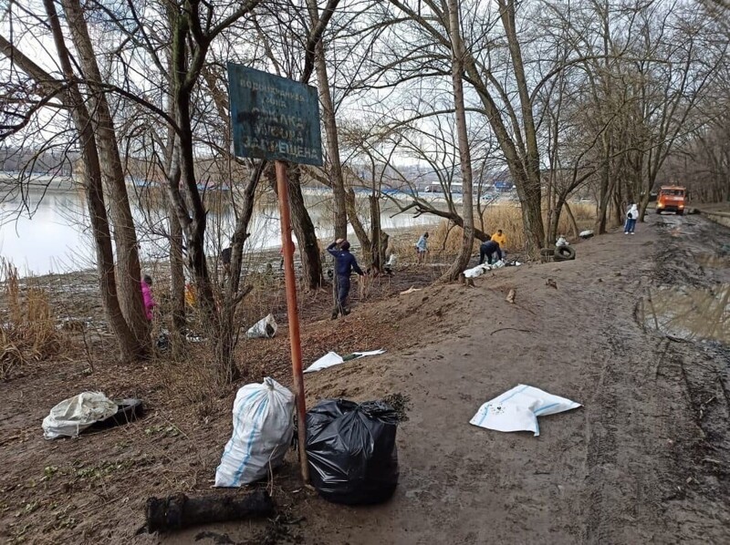 Активисты убрали тонны мусора в обмелевшем водохранилище