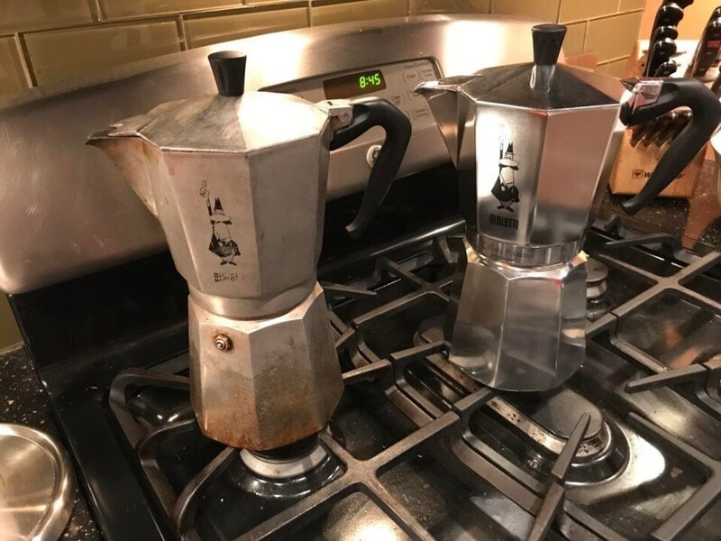 Гейзерные кофеварки: одну использовали каждый день на протяжении 4 лет, а вторая новая