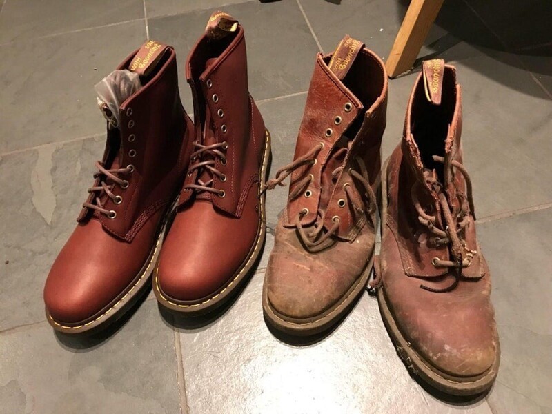 Старая пара ботинок рядом с новыми