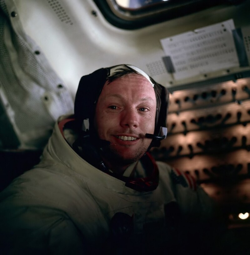 Нил Армстронг после прогулки по Луне, 1969 г.