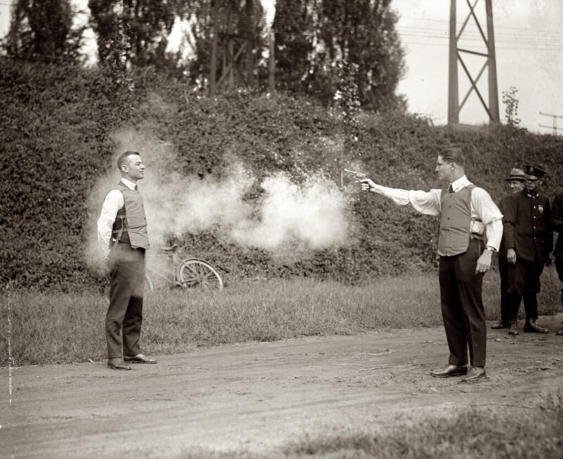 Испытания пуленепробиваемого жилета, 1923 г.
