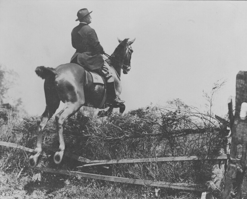 Теодор Рузвельт прыгает через барьер, 1902 г.