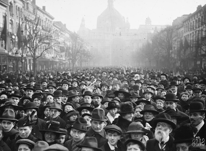 Жители Антверпена слушают объявление об окончании I Мировой войны