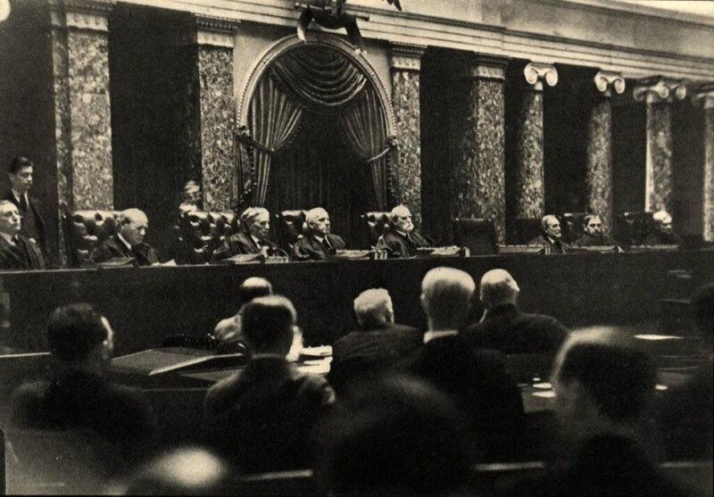 Первое, нелегально сделанное фото с заседания Верховного суда США, 1932 г.