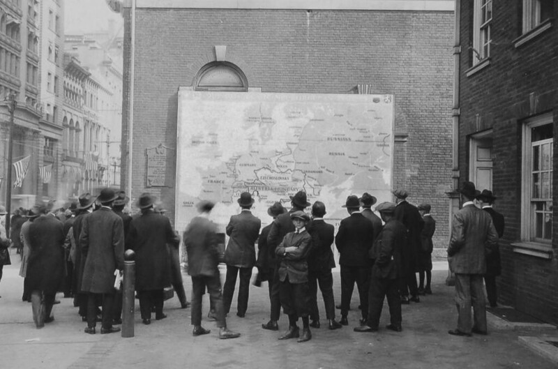 Жител Филадельфии рассматривают новую карту Европы, 1918 г.