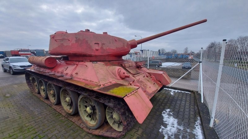 Житель Чехии решил сдать полиции розовый Т-34 и самоходку SD-100