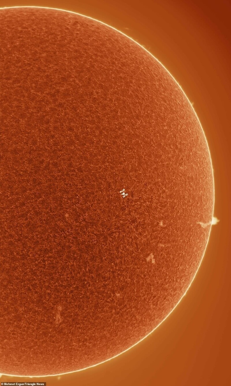 Астрофотограф поймал идеальный момент, чтобы снять МКС на фоне Солнца