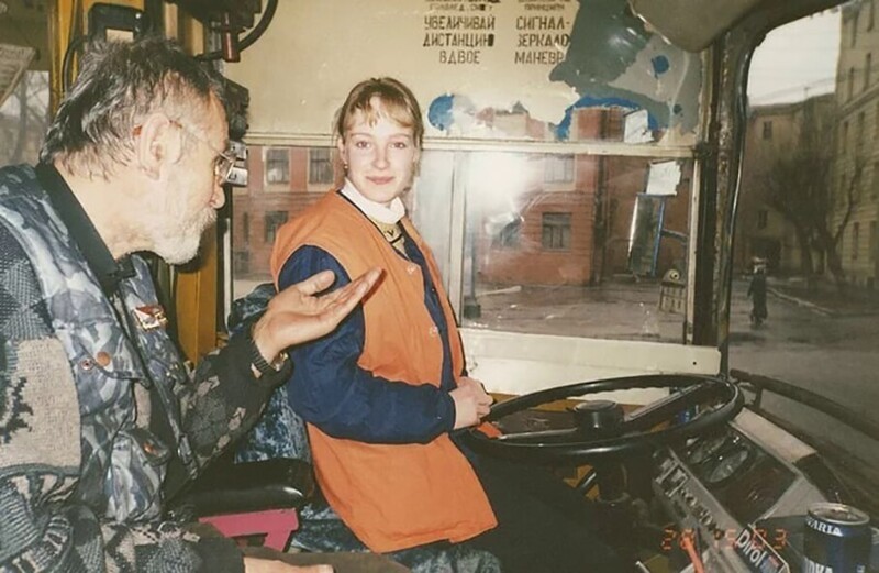 Счастливая девушка, сдающая на категорию Tb (троллейбус), Россия, 1999 год