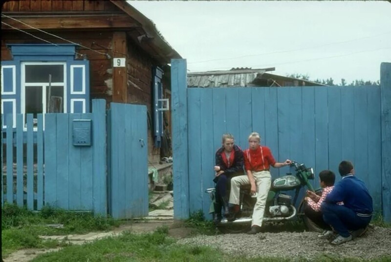 Юные байкеры приехали навестить своих подруг, Россия, Иркутск, 1990 год