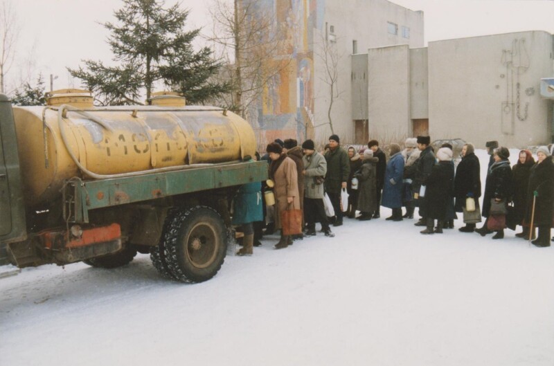 Люди стоят в очереди за молоком. Россия, 1990-е годы