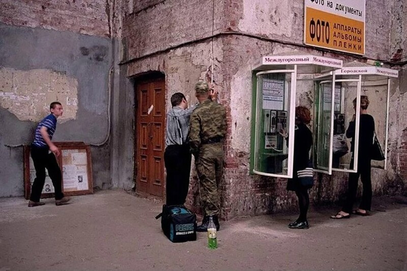 Люди звонят с городских и междугородних таксофонов на Балтийском вокзале, Россия, Санкт-Петербург, 1997 год