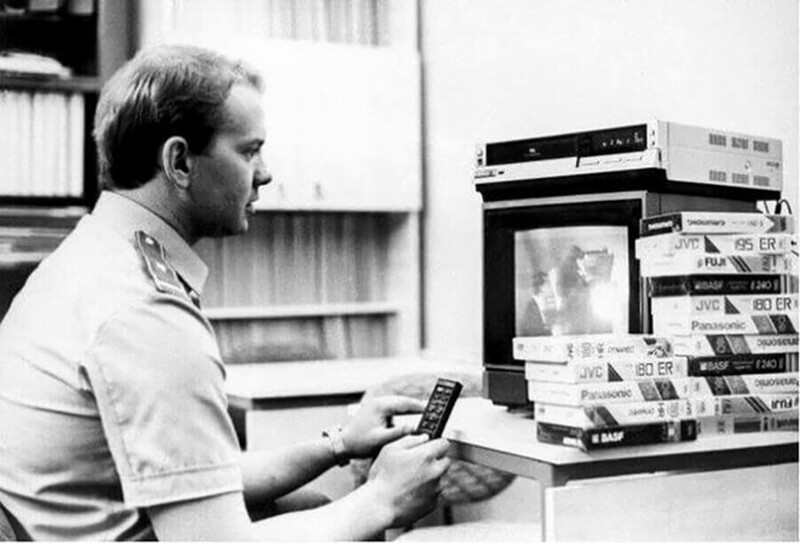 Инспектор столичной таможни проверяет конфискованные видеокассеты. Россия, 1991 год