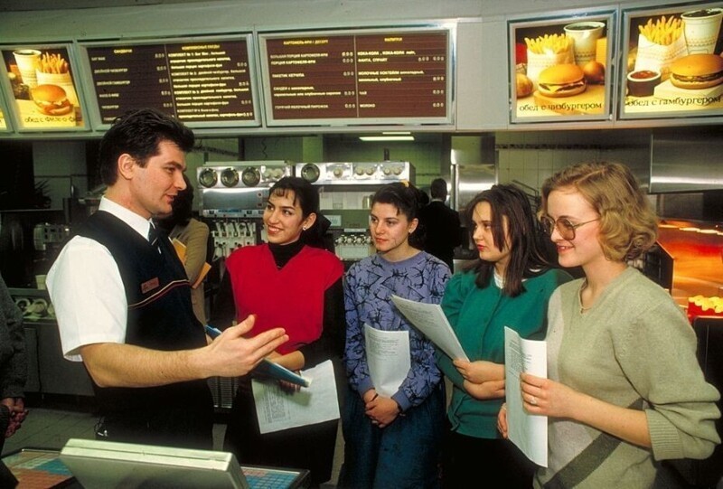 Инструктаж работников первого Макдоналдс в Москве, 1990 год