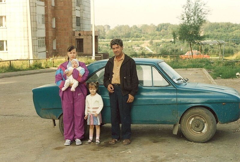 Семья на фоне автомобиля который мужчина собрал сам, собирал он этот автомобиль десять лет и закончил в начале 1990-х. (На фото дедушка с дочкой и внуками). Россия, Пермь, 1994 год