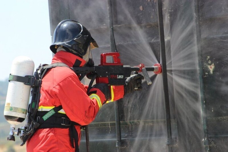 Водяной пистолет для пожарных, прорезающий бетон