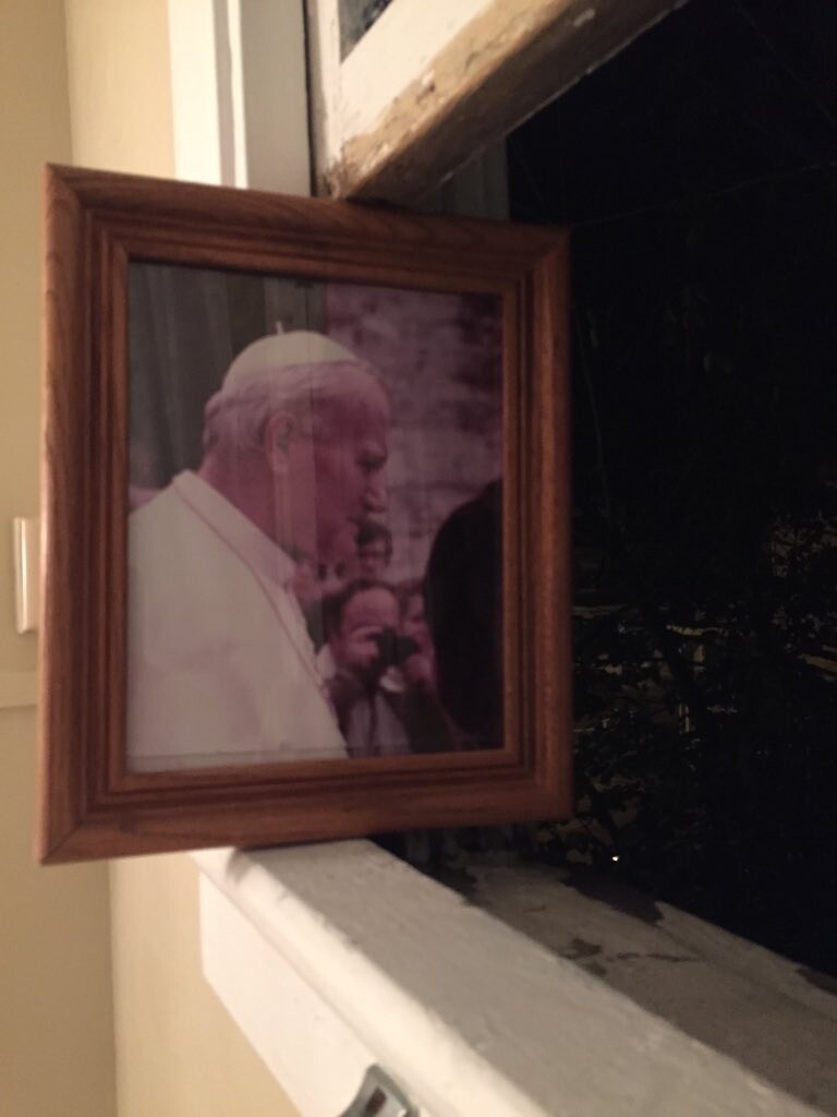 "Портрет папы римского в ванной моего парня. Все нормально"