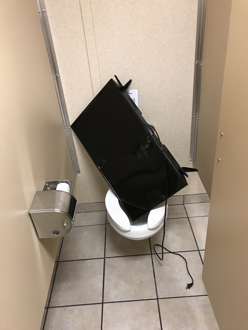 "Мужской туалет на этаже в общежитии"