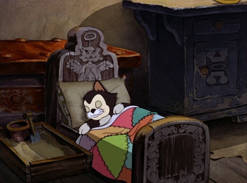 1. В мультфильме «Пиноккио» (1940) у Фигаро есть маленькая «песочница» рядом с кроватью, которая видна только в одном кадре