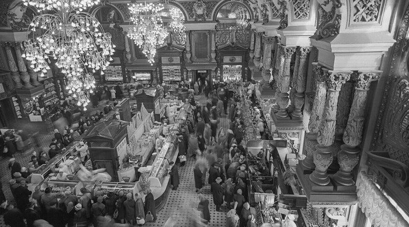 Исторический магазин-гастроном в советские годы.