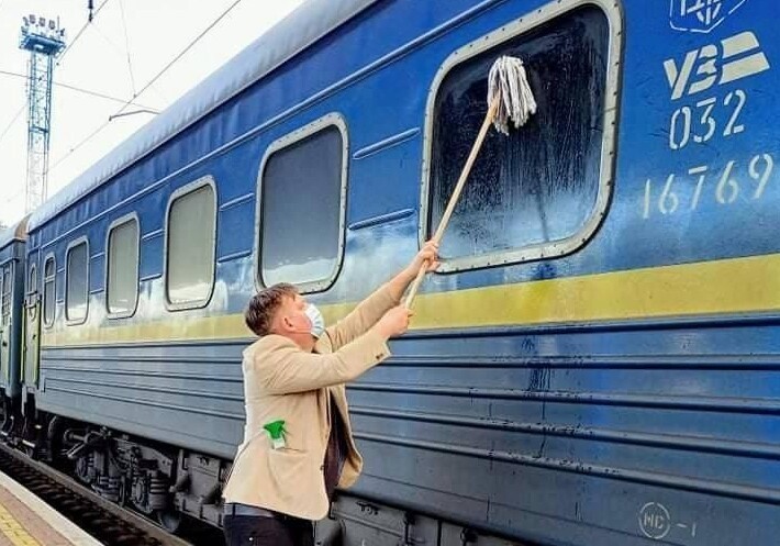 На Украине датчанин приобрёл швабру, чтобы отмыть грязное окно своего купе в поезде