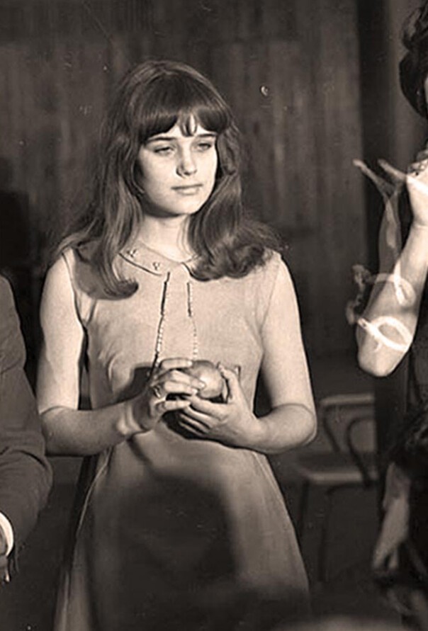 Участница конкурса "Мисс Интеграл" новосибирская школьница Ира Алфёрова, будущая звезда советского кинематографа. 8 марта 1968 г.
