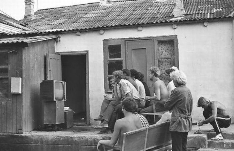 Первый телевизор в деревне.