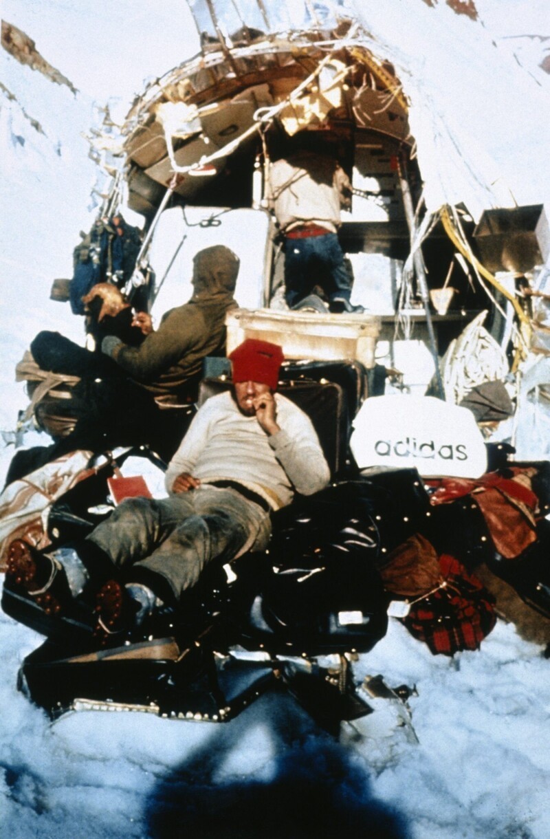 В 1972 году в Андах потерпел крушение самолет с 45 пассажирами. При крушении выжили 33 человека. Их искали 72 дня, за это время в живых остались 16 - они сумели продержаться, несмотря на мороз, отсутствие пищи и надежного укрытия