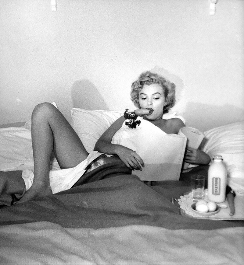 Игривые фотографии Мэрилин Монро, завтракающей в постели