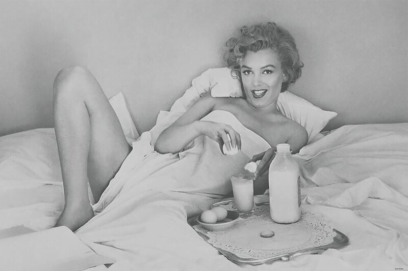 Игривые фотографии Мэрилин Монро, завтракающей в постели