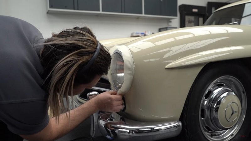 65-летний Mercedes-Benz Gullwing сияет как новый после безупречной полировки