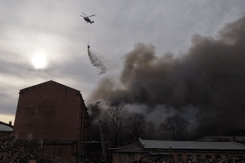 К тушению пожара на Октябрьской набережной в Петербурге привлекли армию