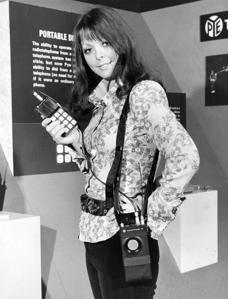 Портативный радиотелефон, представленный на телекоммуникационной выставке "Связь сегодня, завтра и в будущем" в Лондоне в 1973 году