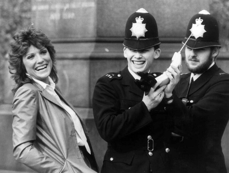 Британская актриса Сюзанна Дэниел позволила полицейским изучить один из первых в стране мобильников. Лондон, 1983 г.