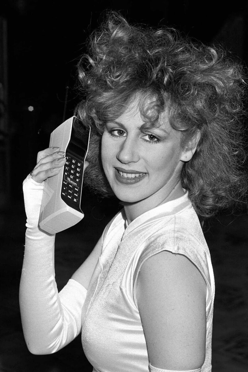 Модель позирует с сотовым телефоном на презентации сети сотовой связи Cellnet в Лондоне, 1985 г.