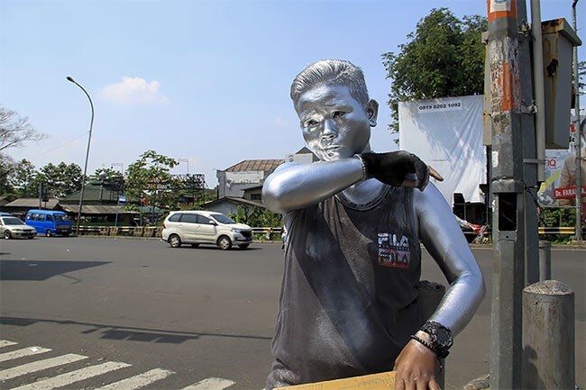 В Индонезии орудуют "серебряные" попрошайки