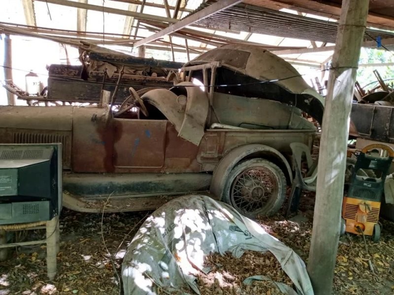 Заброшенная ферма с коллекцией редких автомобилей
