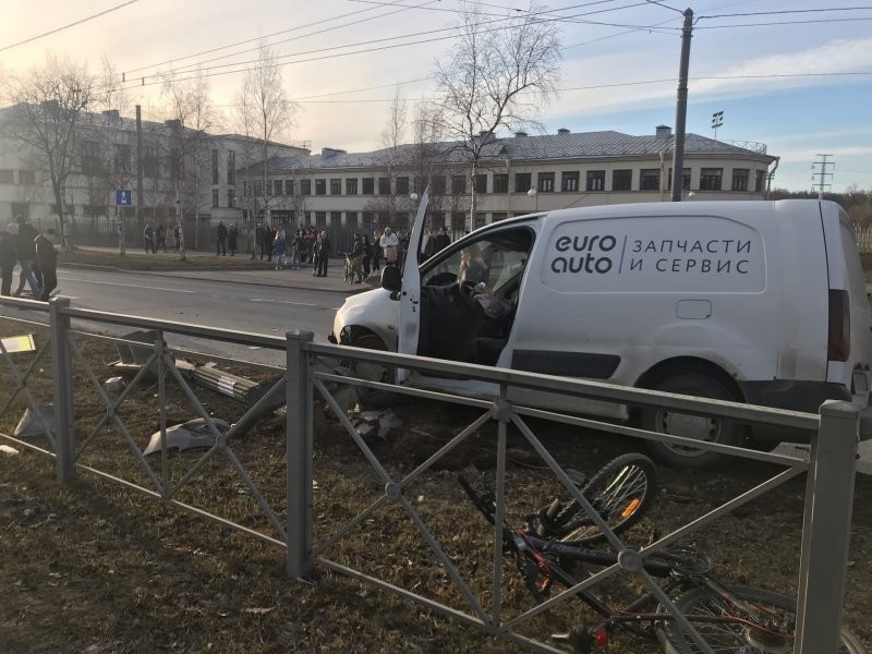 Авария дня. В Петербурге пешеход серьезно пострадал из-за необдуманного маневра автомобилиста