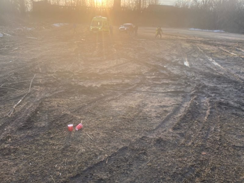 В Тверской области футбольные фанаты вытолкали скорую помощь из грязи, но она всё равно застряла