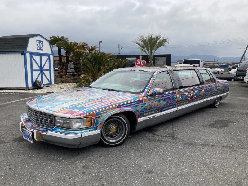 Психоделический лимузин Cadillac из Японии с хрустальной люстрой в салоне