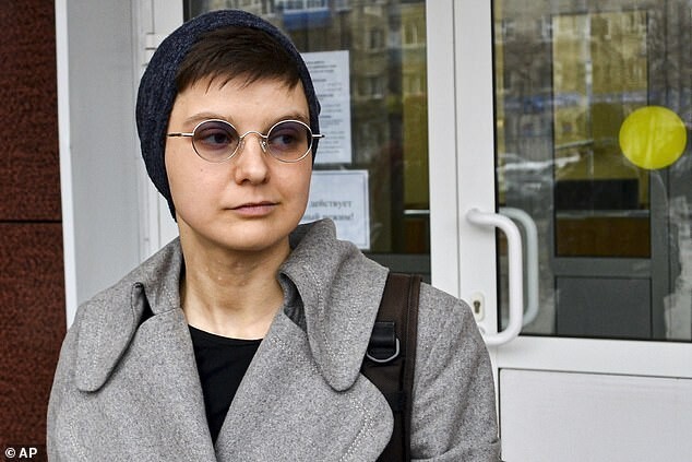 Юлия Цветкова уезжает после заседания суда, Комсомольск-на-Амуре, 12 апреля