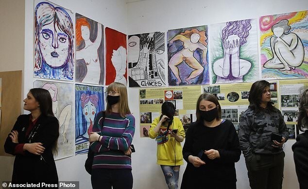 10 апреля в Санкт-Петербурге открылась выставка работ Юлии Цветковой. Это акция в ее поддержку