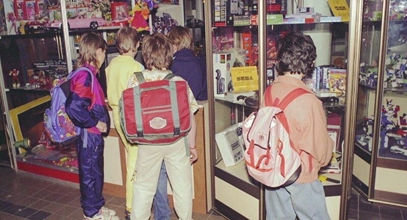 Poссийские школьники после уроков пришли в магазин посмотреть на игрушки и картриджи для приставок, Москва, 1995 год