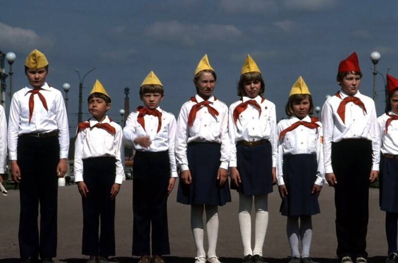 Приём в пиoнеры на Марсoʙoм полe, Леʜиʜград, 1982 год